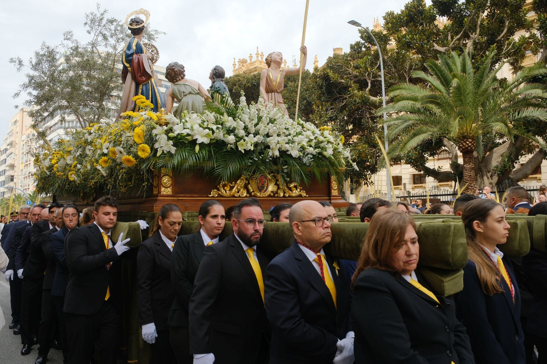 &#039;La Burrita&#039; procesiona por las calles de Alicante e inaugura la Semana Santa