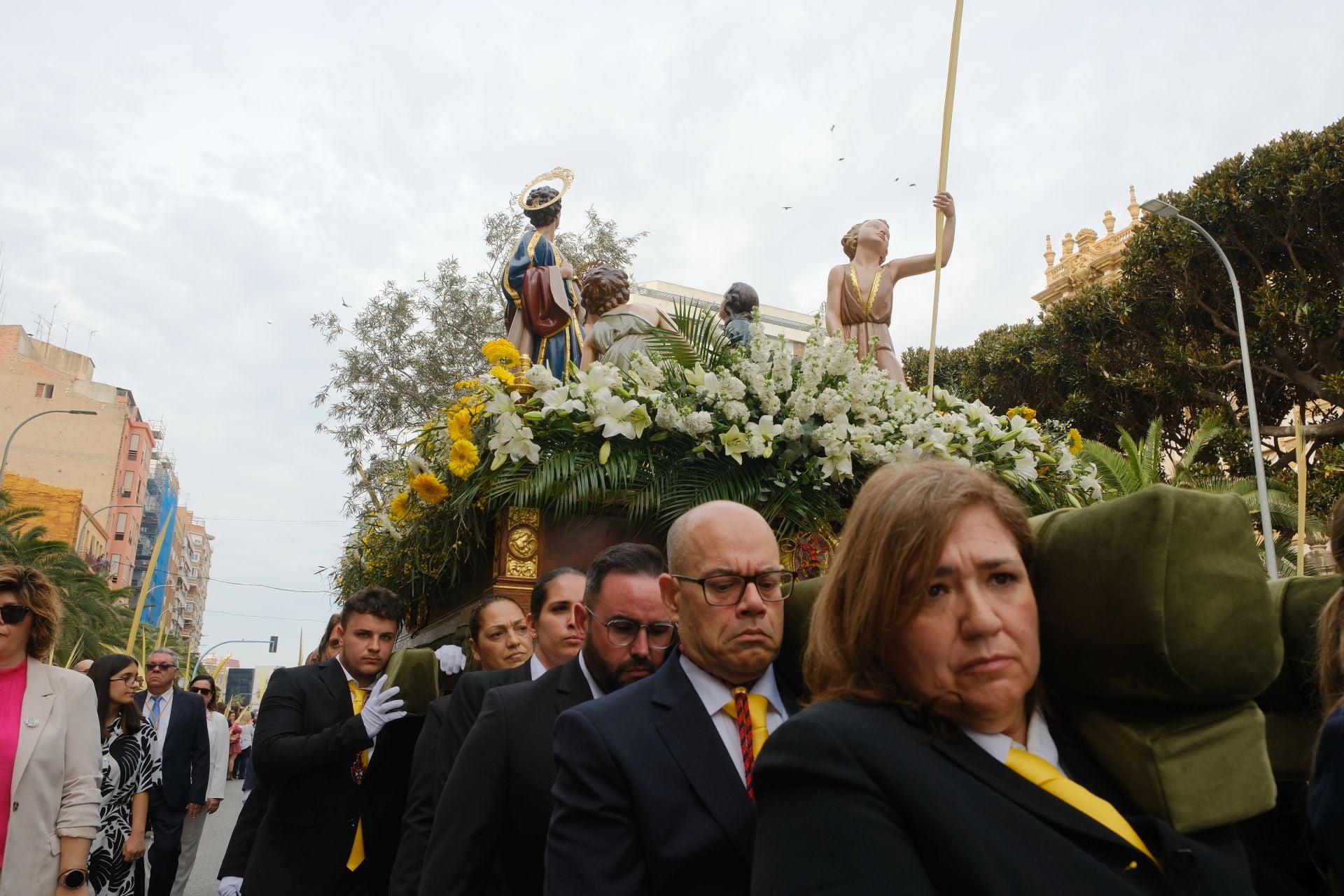 &#039;La Burrita&#039; procesiona por las calles de Alicante e inaugura la Semana Santa