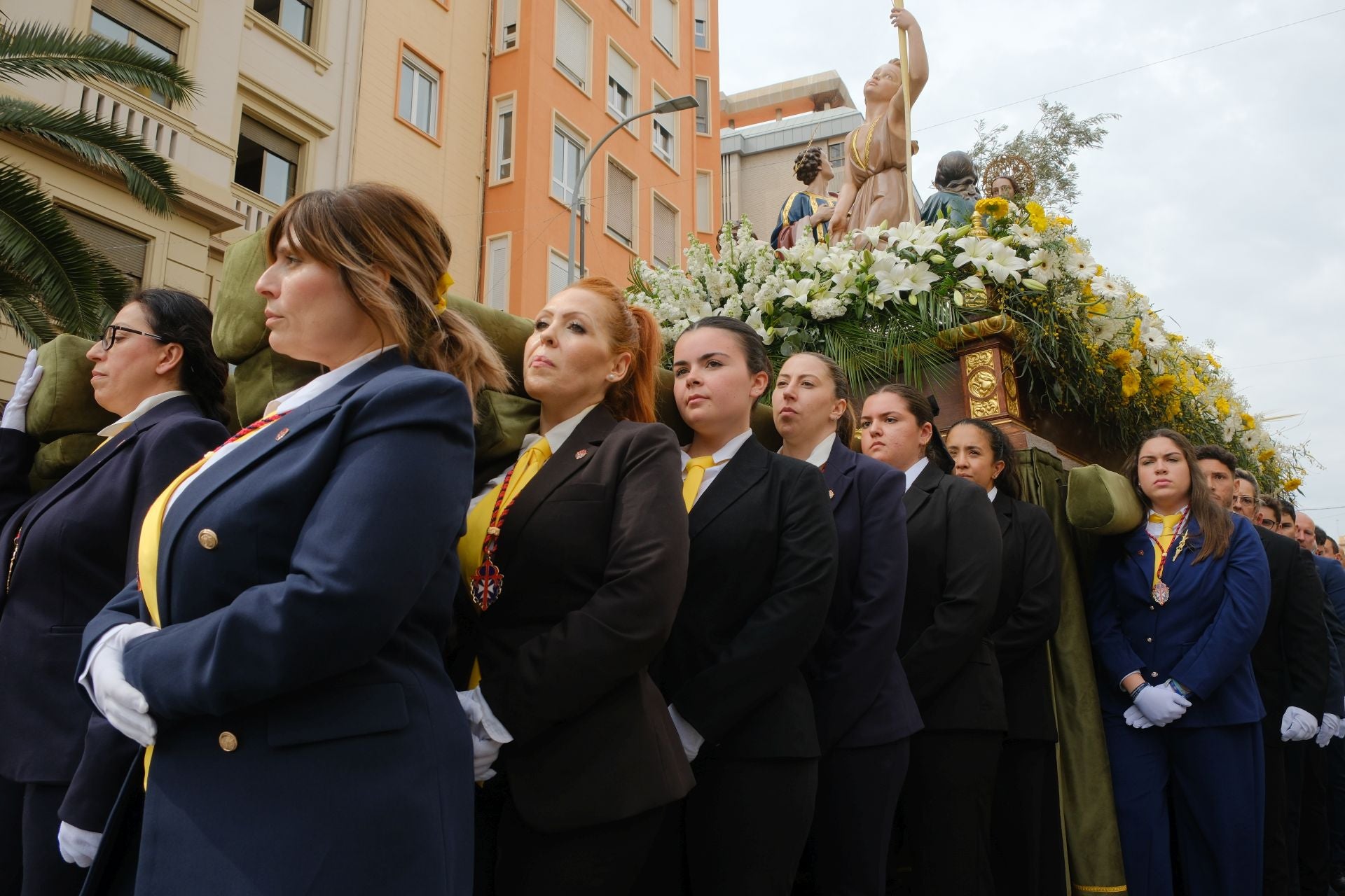 &#039;La Burrita&#039; procesiona por las calles de Alicante e inaugura la Semana Santa