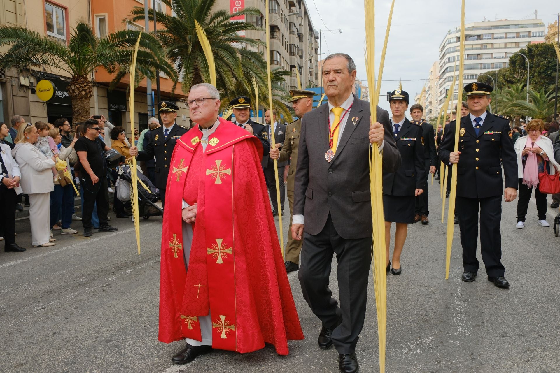 &#039;La Burrita&#039; procesiona por las calles de Alicante e inaugura la Semana Santa