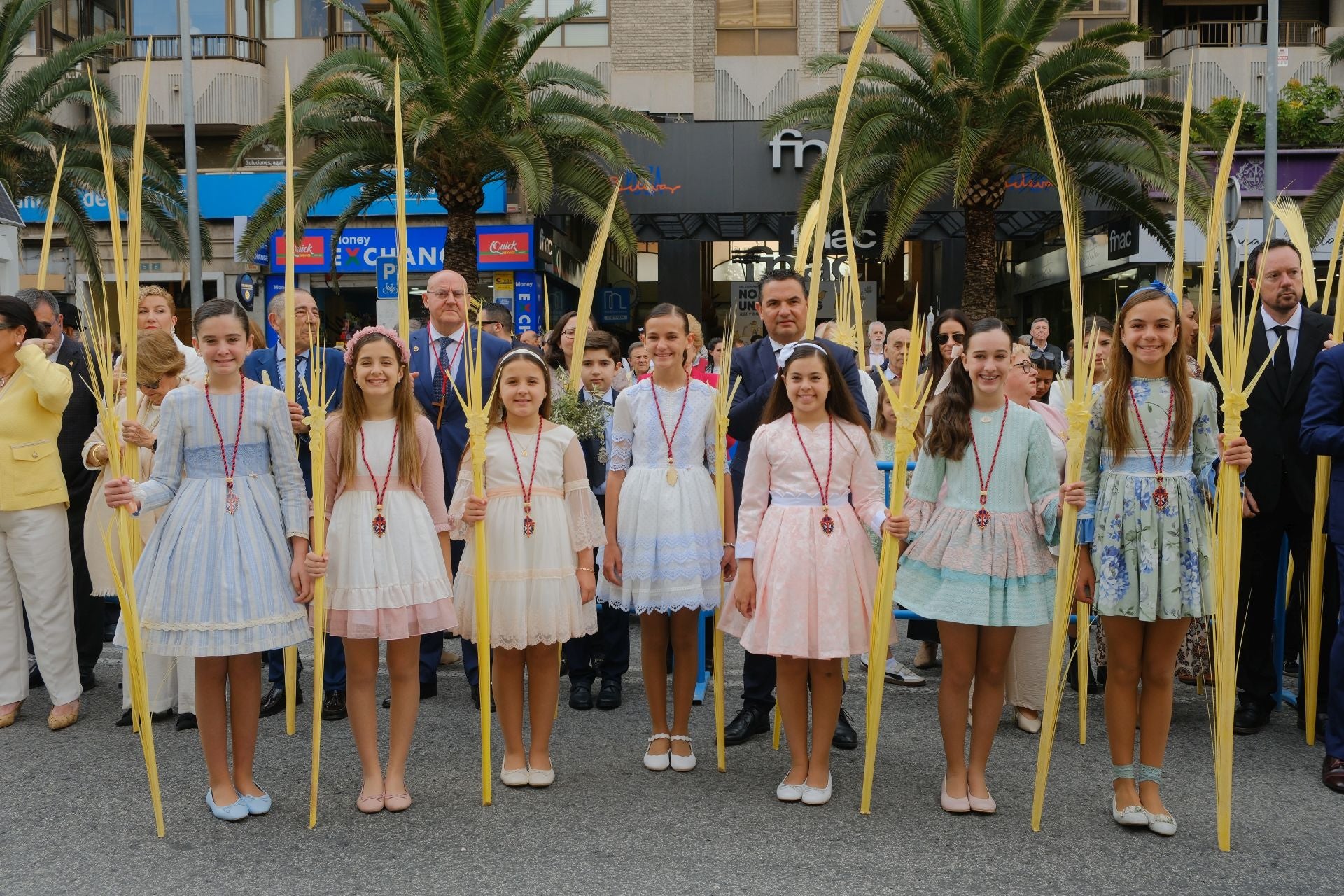 &#039;La Burrita&#039; procesiona por las calles de Alicante e inaugura la Semana Santa