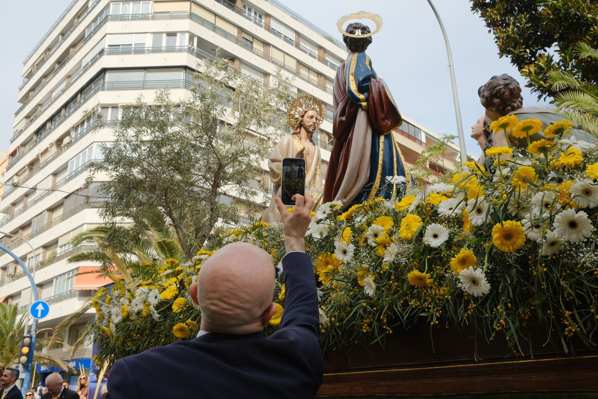 &#039;La Burrita&#039; procesiona por las calles de Alicante e inaugura la Semana Santa