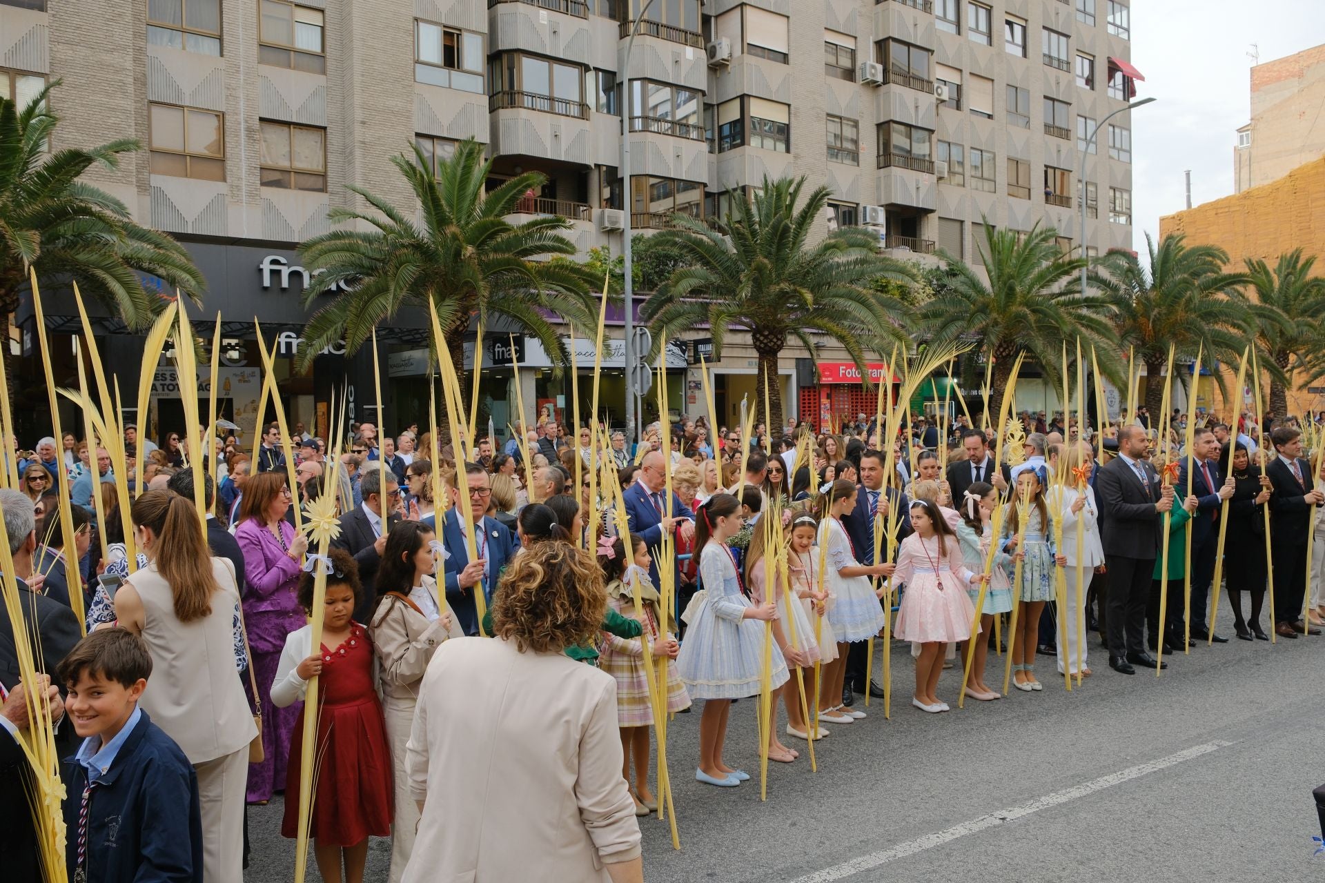 &#039;La Burrita&#039; procesiona por las calles de Alicante e inaugura la Semana Santa
