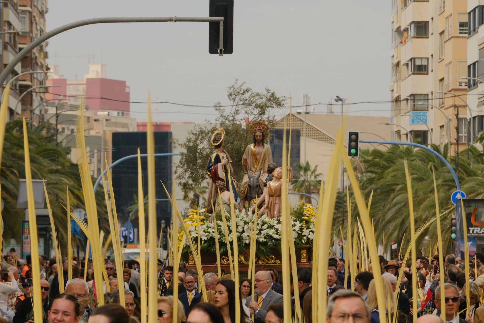 &#039;La Burrita&#039; procesiona por las calles de Alicante e inaugura la Semana Santa