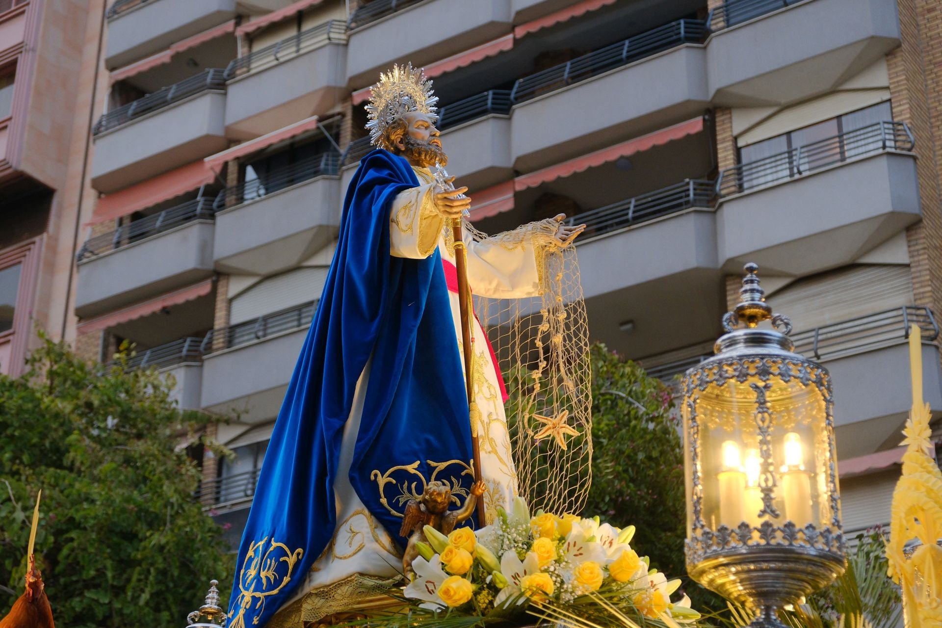Las procesiones del Domingo de Ramos cruzan la carrera oficial de Alicante