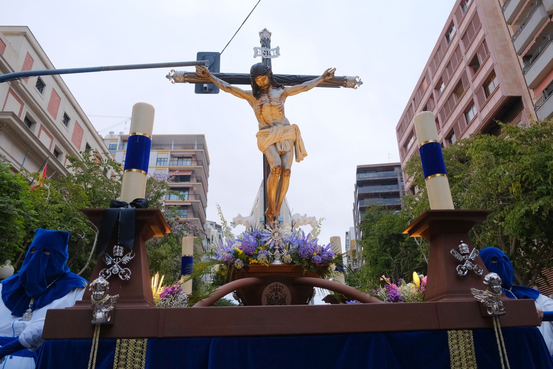 Las procesiones del Domingo de Ramos cruzan la carrera oficial de Alicante