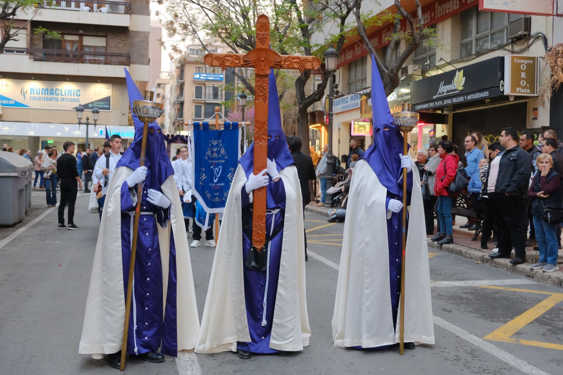 Las procesiones del Domingo de Ramos cruzan la carrera oficial de Alicante
