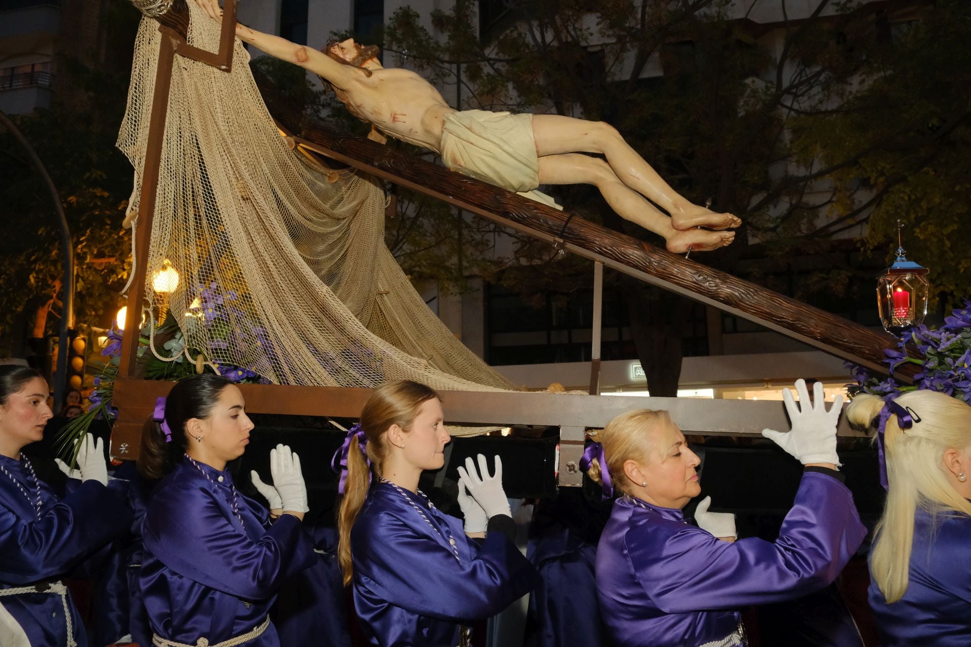 Las procesiones del Domingo de Ramos cruzan la carrera oficial de Alicante