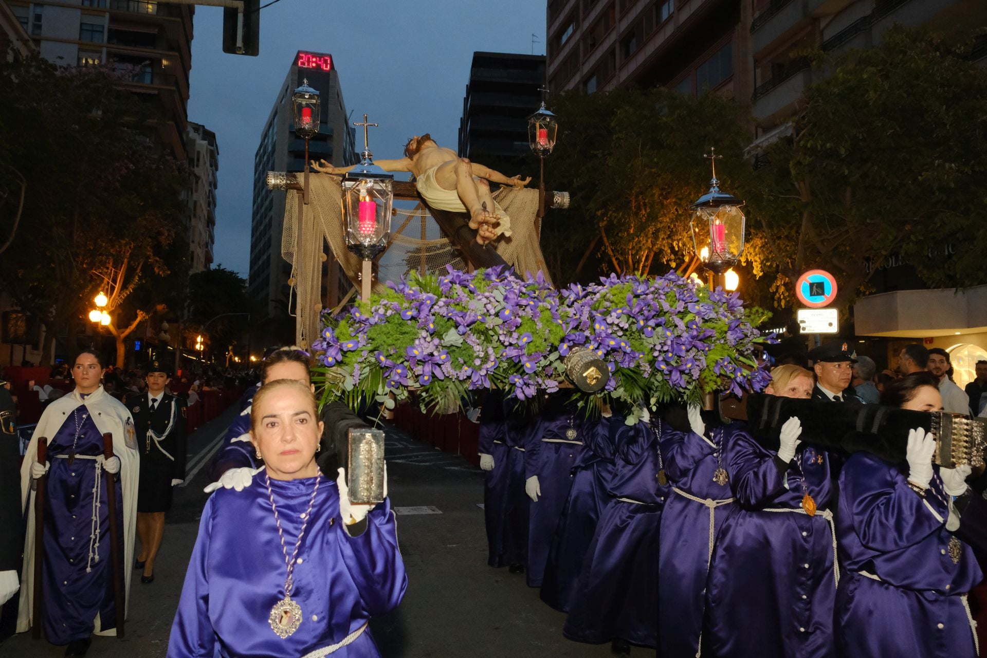 Las procesiones del Domingo de Ramos cruzan la carrera oficial de Alicante