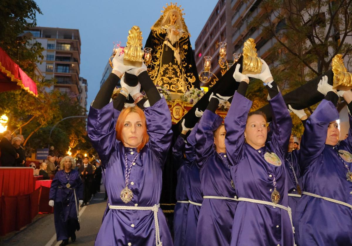 Las procesiones del Domingo de Ramos cruzan la carrera oficial de Alicante