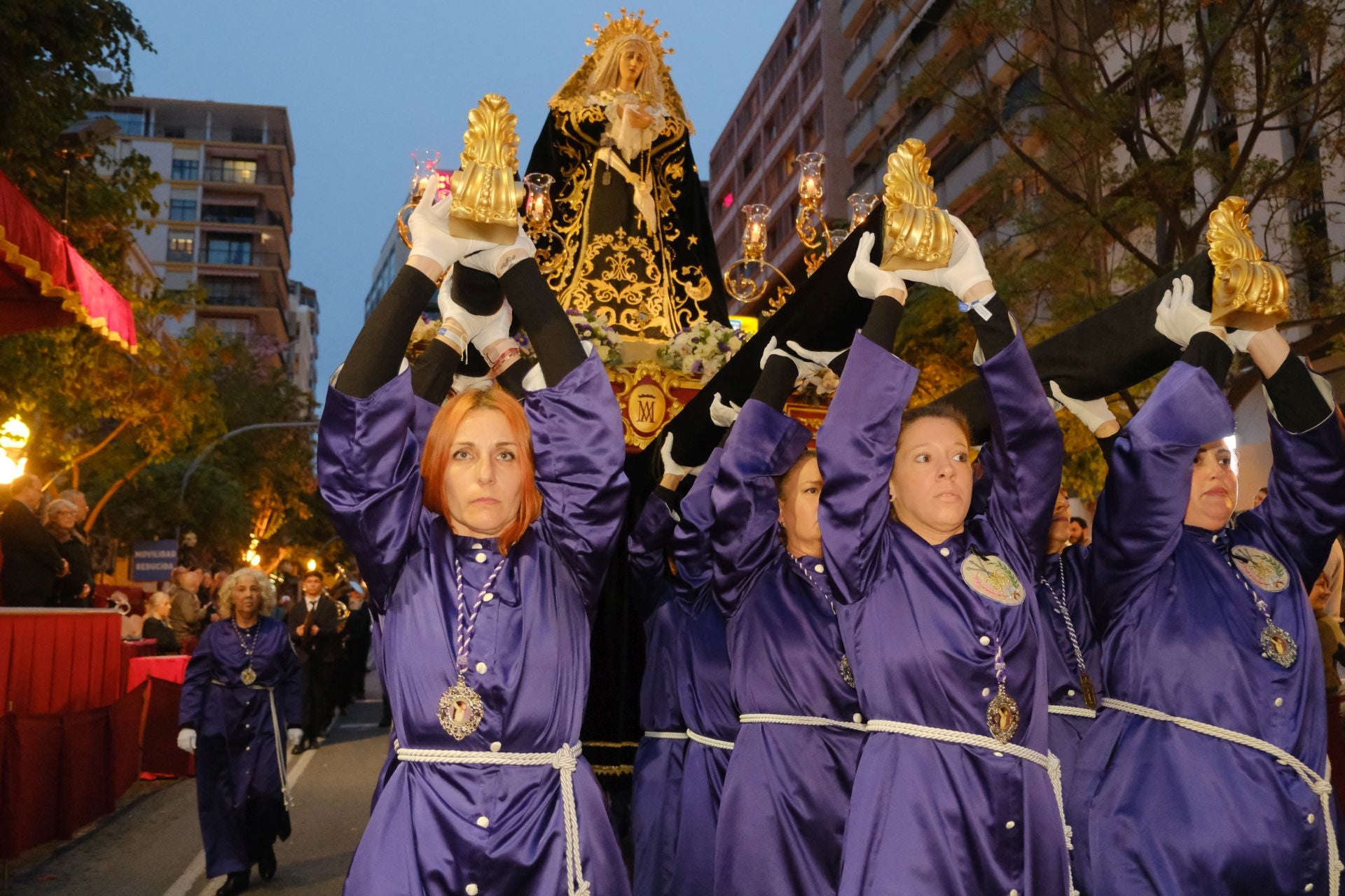 Las procesiones del Domingo de Ramos cruzan la carrera oficial de Alicante