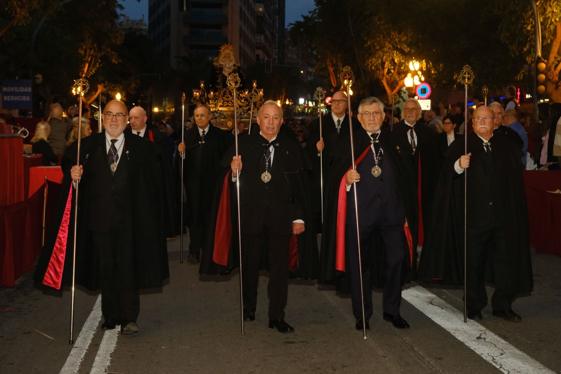 Las procesiones del Domingo de Ramos cruzan la carrera oficial de Alicante