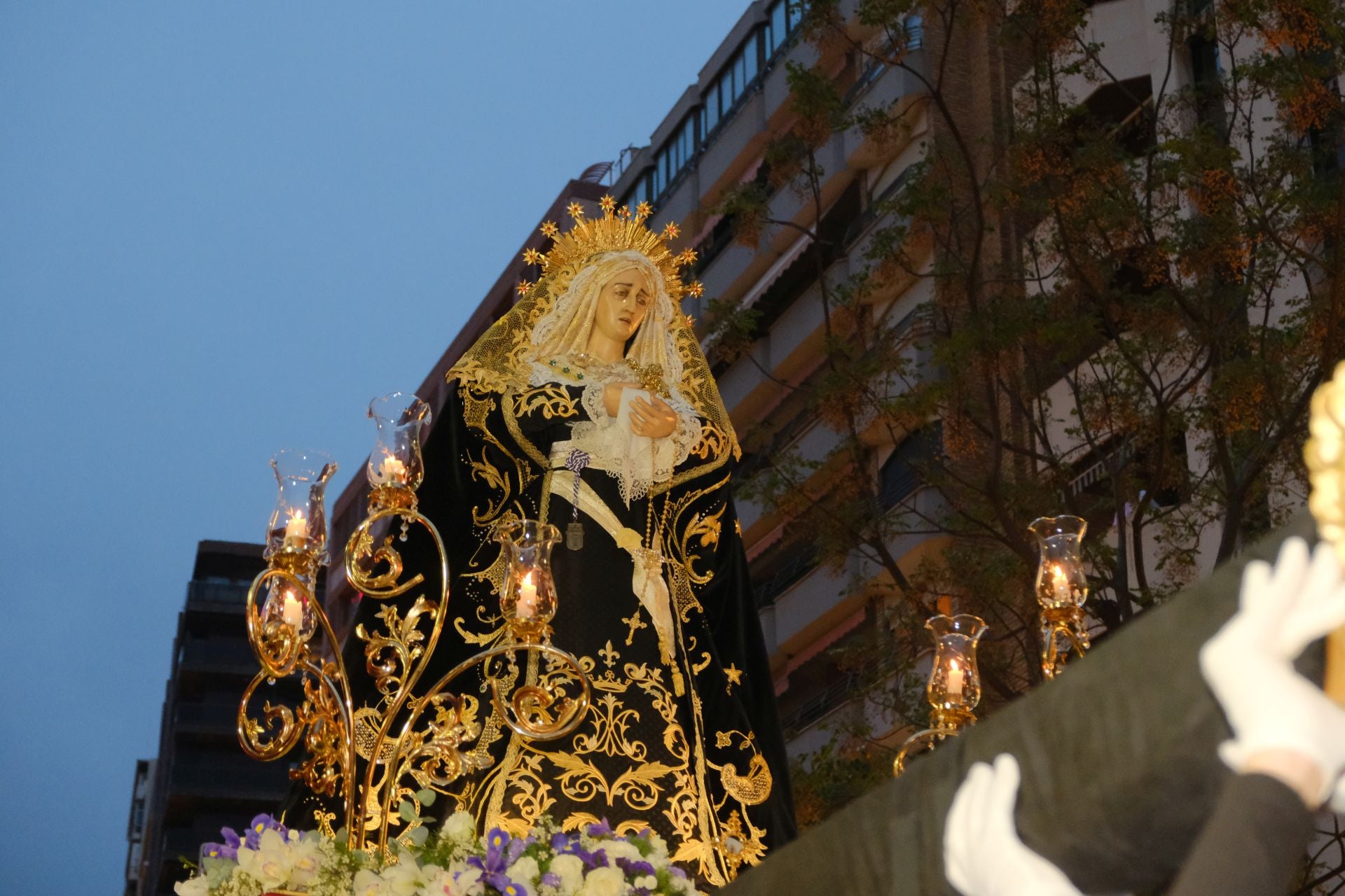 Las procesiones del Domingo de Ramos cruzan la carrera oficial de Alicante