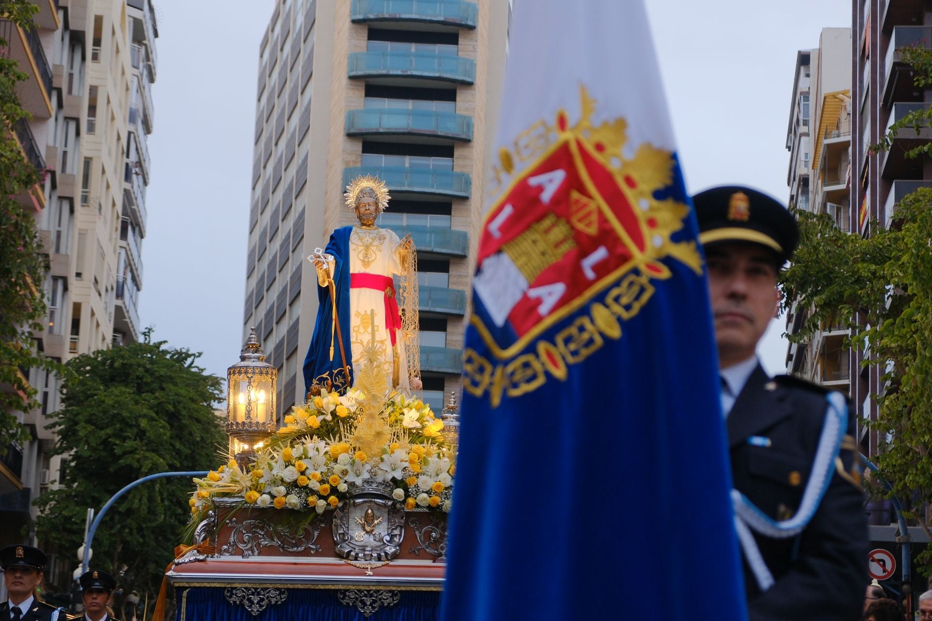 Las procesiones del Domingo de Ramos cruzan la carrera oficial de Alicante