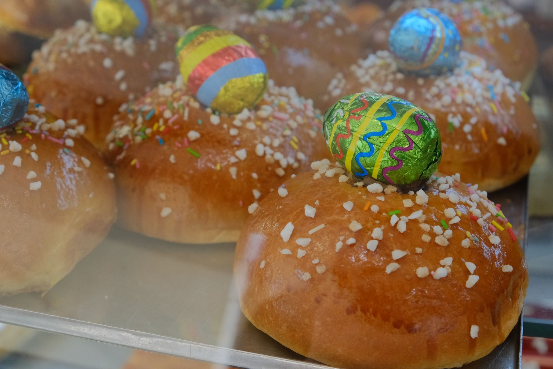 Las monas de Pascua decoran las panaderías y hornos de Alicante