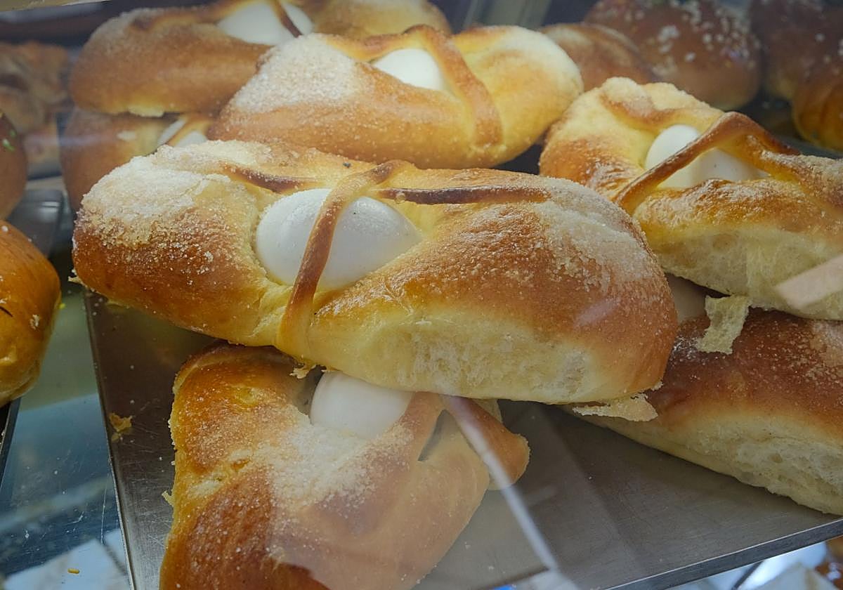 Las monas de Pascua decoran las panaderías y hornos de Alicante