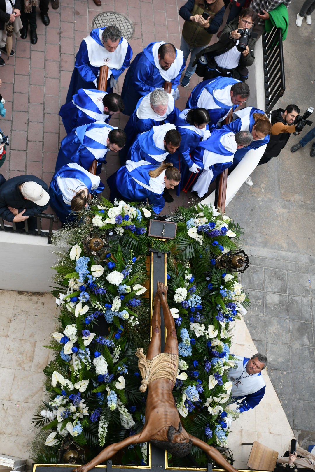 La espectacular salida de El Morenet emociona a Alicante y elude la lluvia