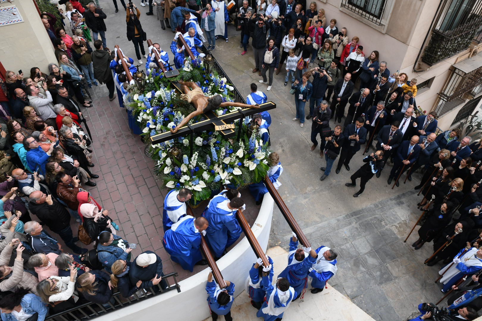 La espectacular salida de El Morenet emociona a Alicante y elude la lluvia