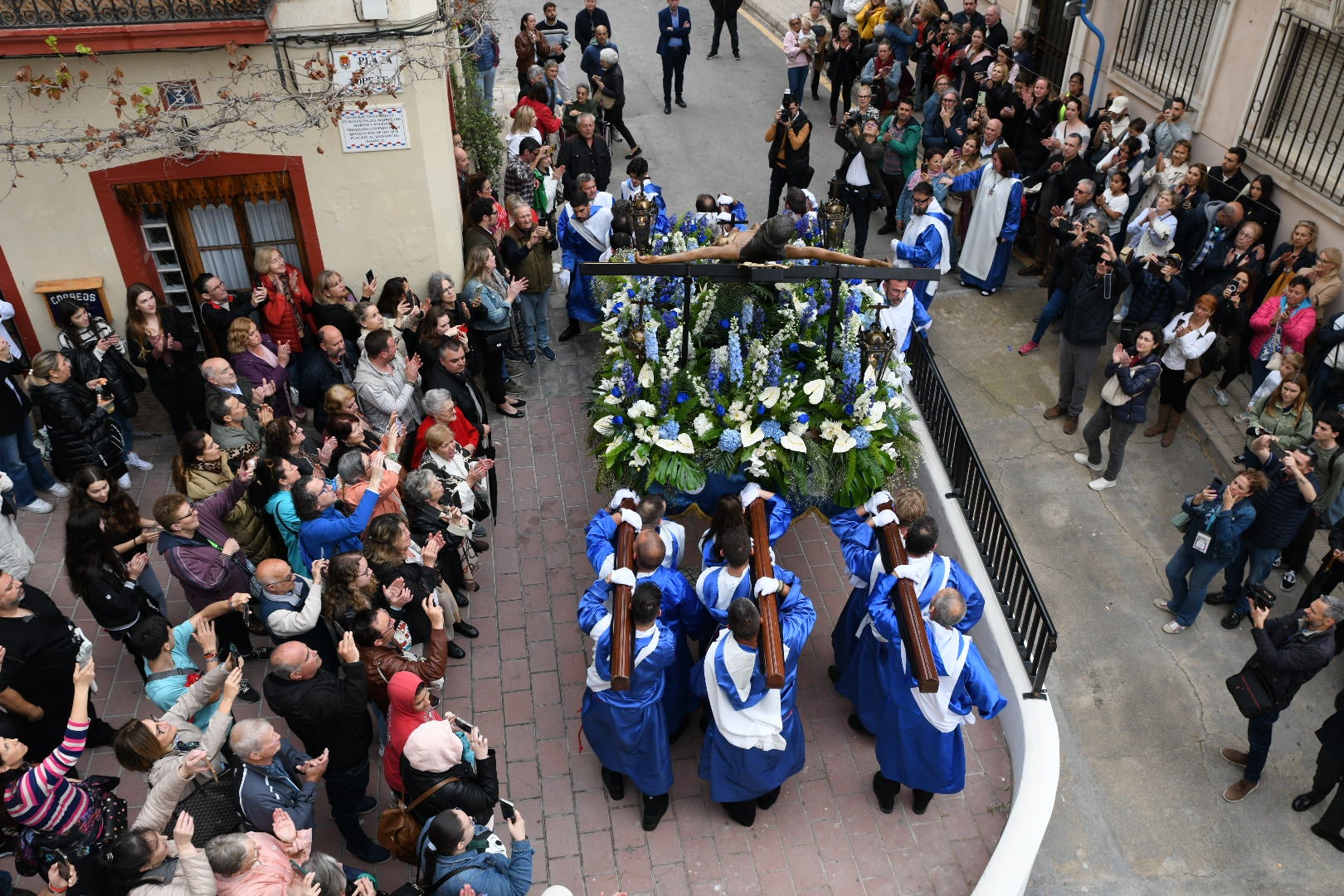 La espectacular salida de El Morenet emociona a Alicante y elude la lluvia