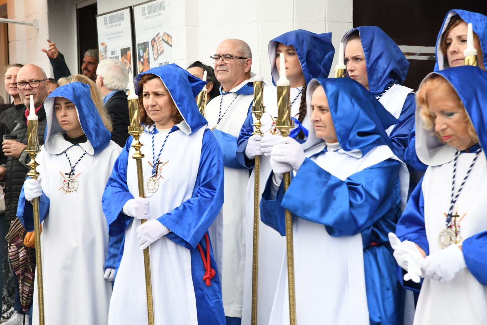 La espectacular salida de El Morenet emociona a Alicante y elude la lluvia
