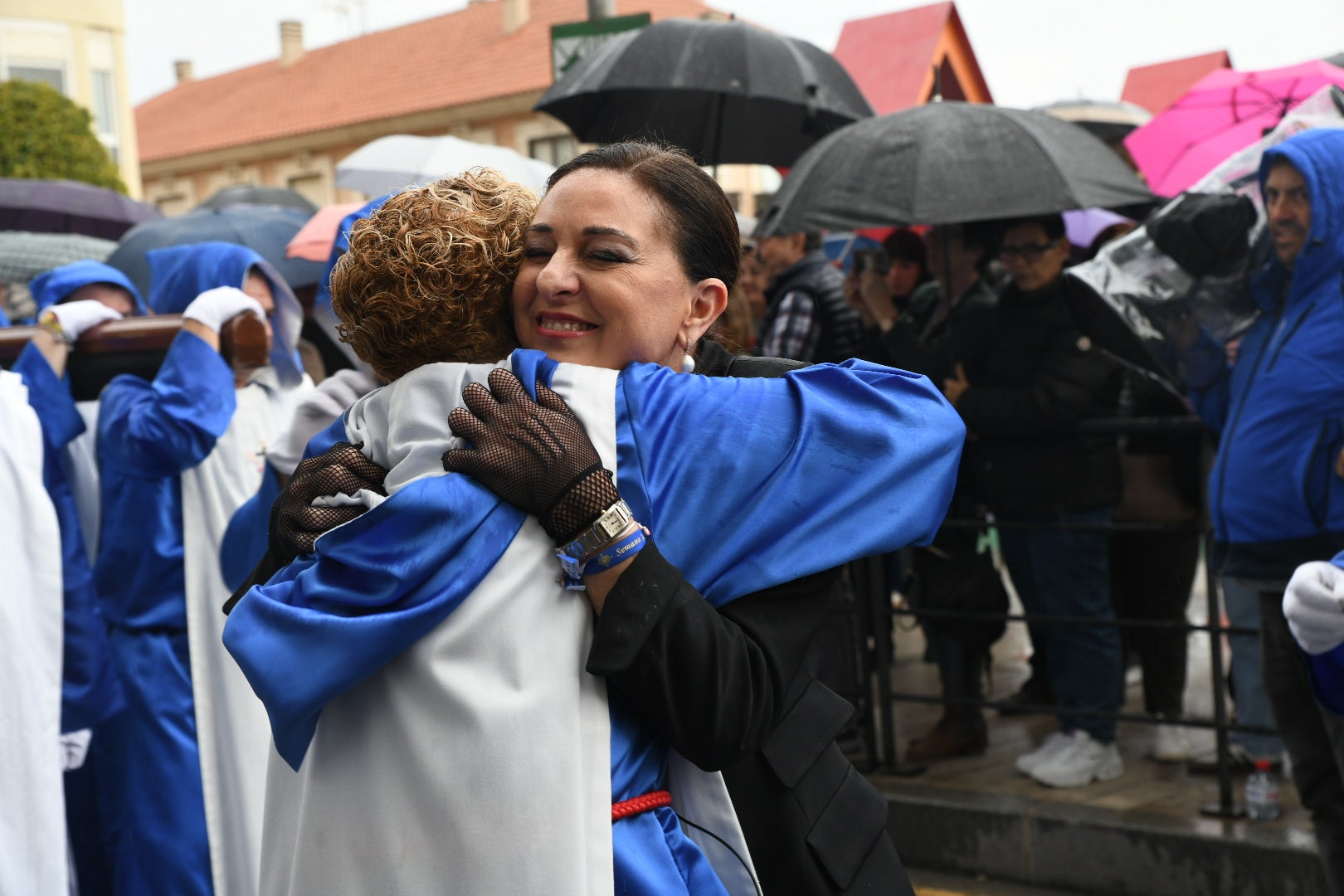 La espectacular salida de El Morenet emociona a Alicante y elude la lluvia