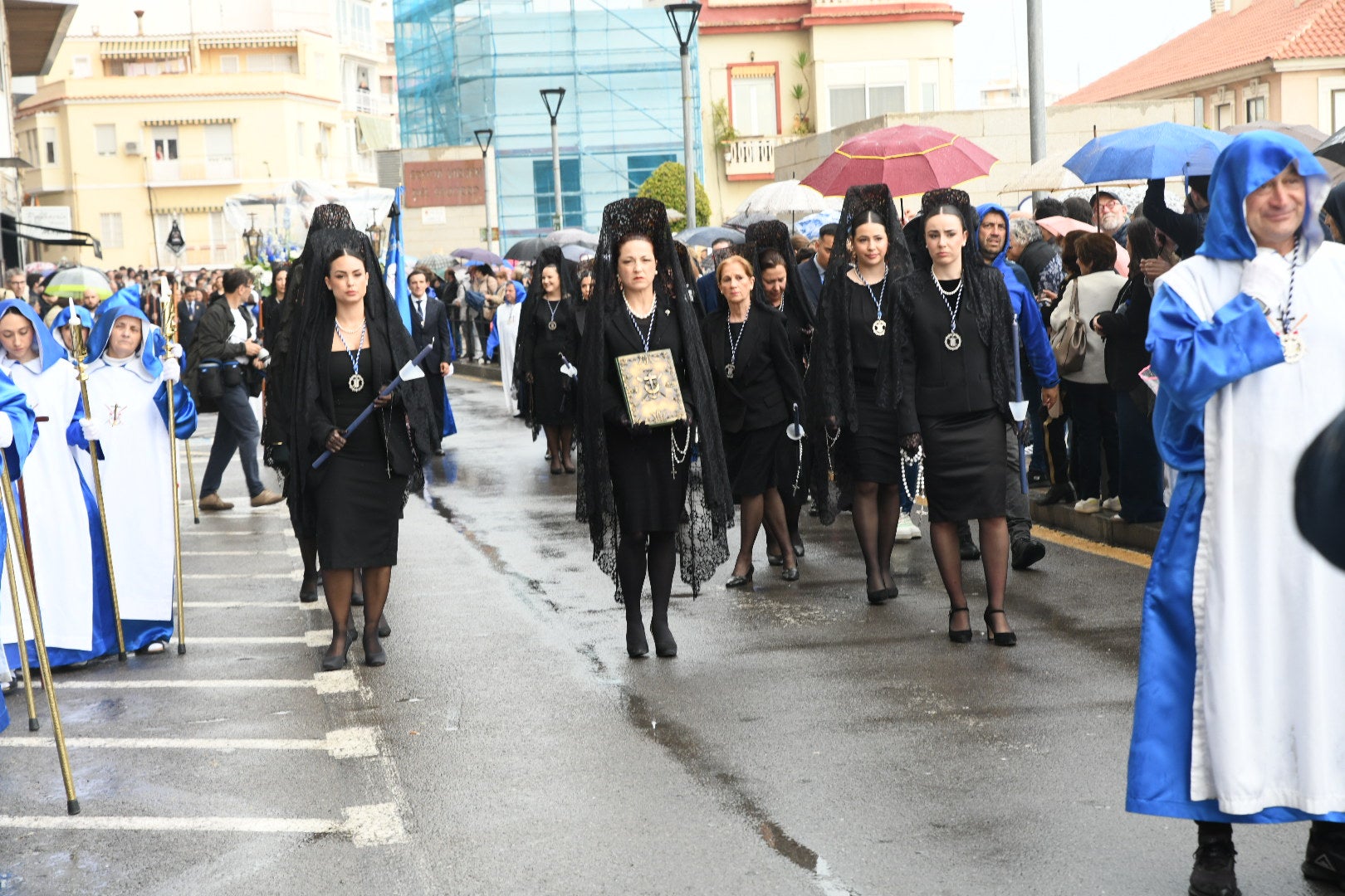 La espectacular salida de El Morenet emociona a Alicante y elude la lluvia