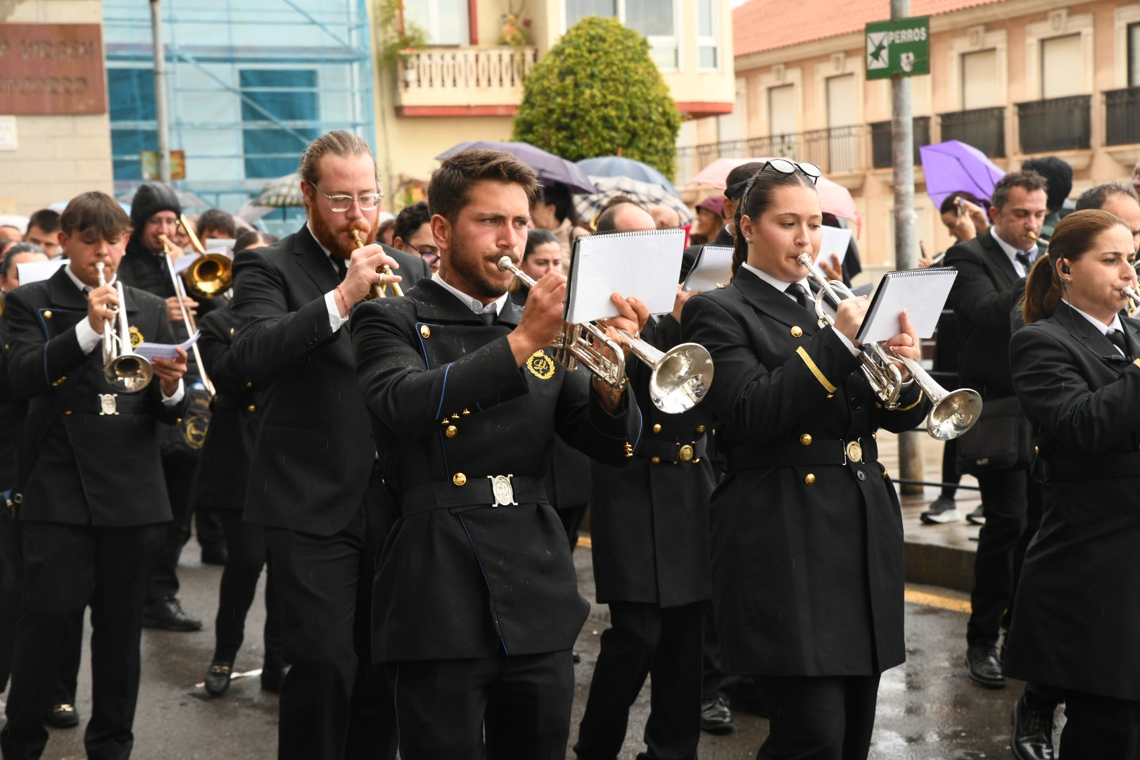 La espectacular salida de El Morenet emociona a Alicante y elude la lluvia
