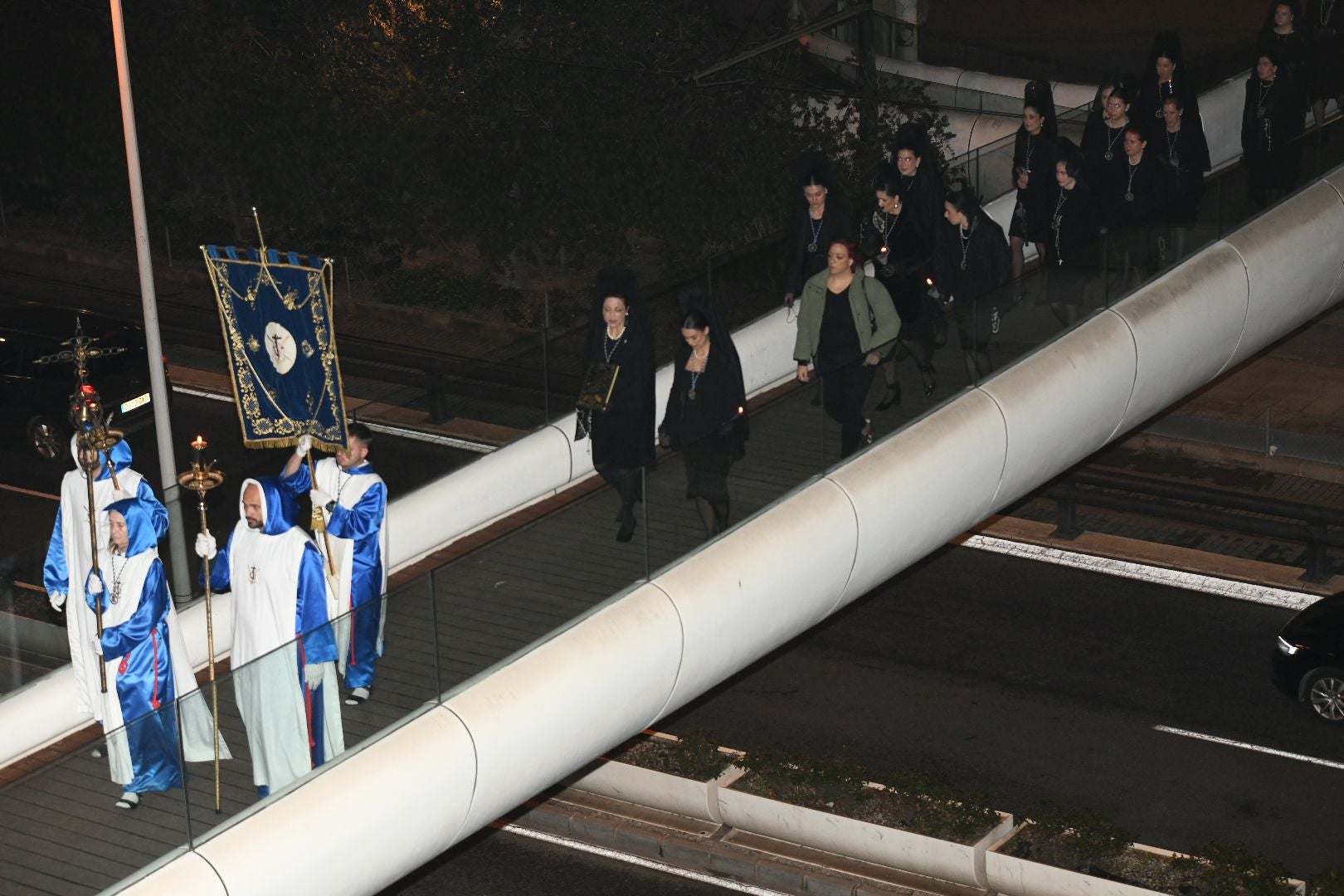 La espectacular salida de El Morenet emociona a Alicante y elude la lluvia