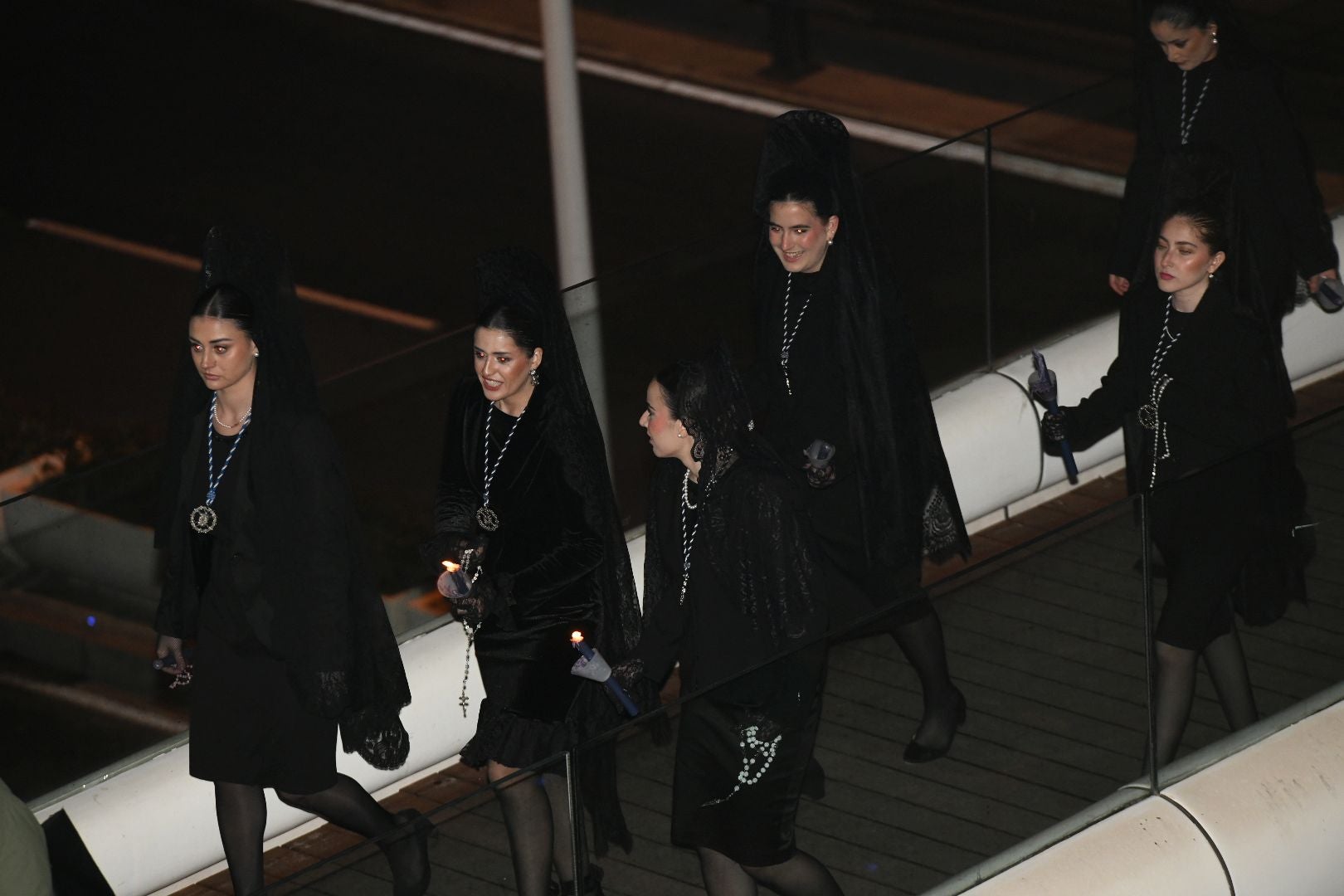 La espectacular salida de El Morenet emociona a Alicante y elude la lluvia