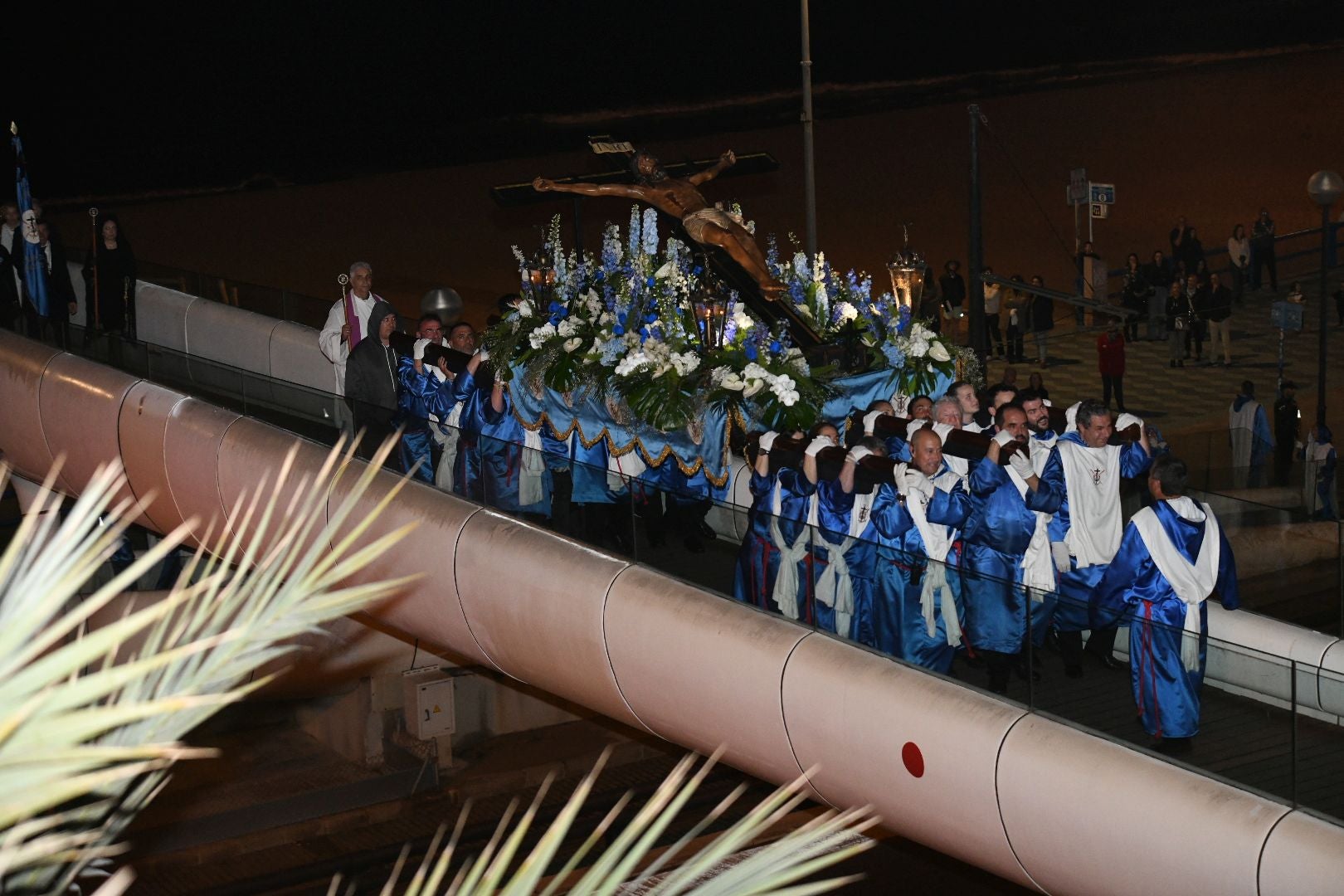 La espectacular salida de El Morenet emociona a Alicante y elude la lluvia