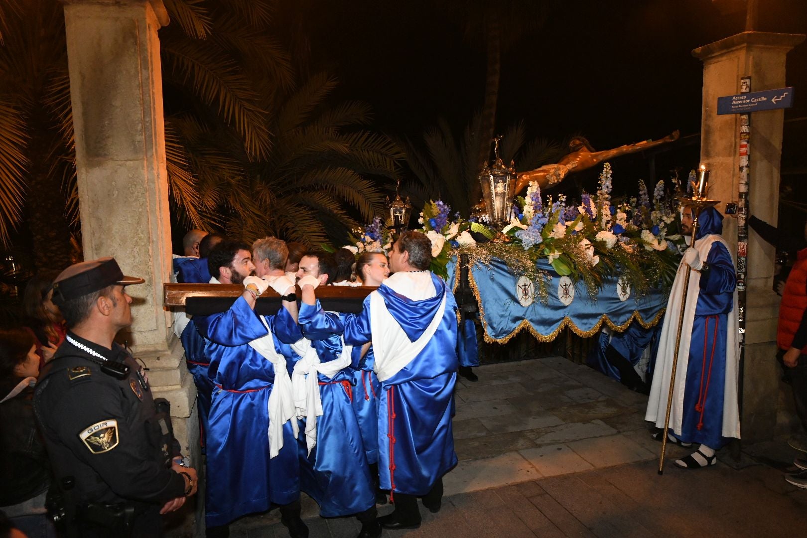 La espectacular salida de El Morenet emociona a Alicante y elude la lluvia