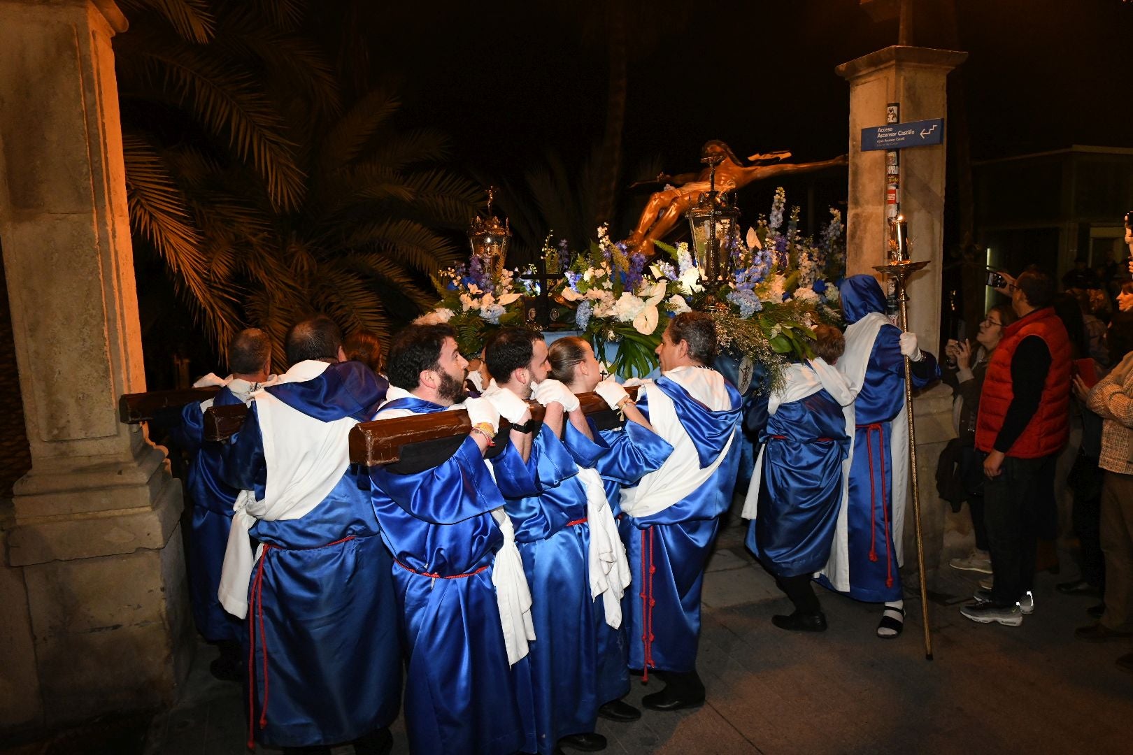 La espectacular salida de El Morenet emociona a Alicante y elude la lluvia