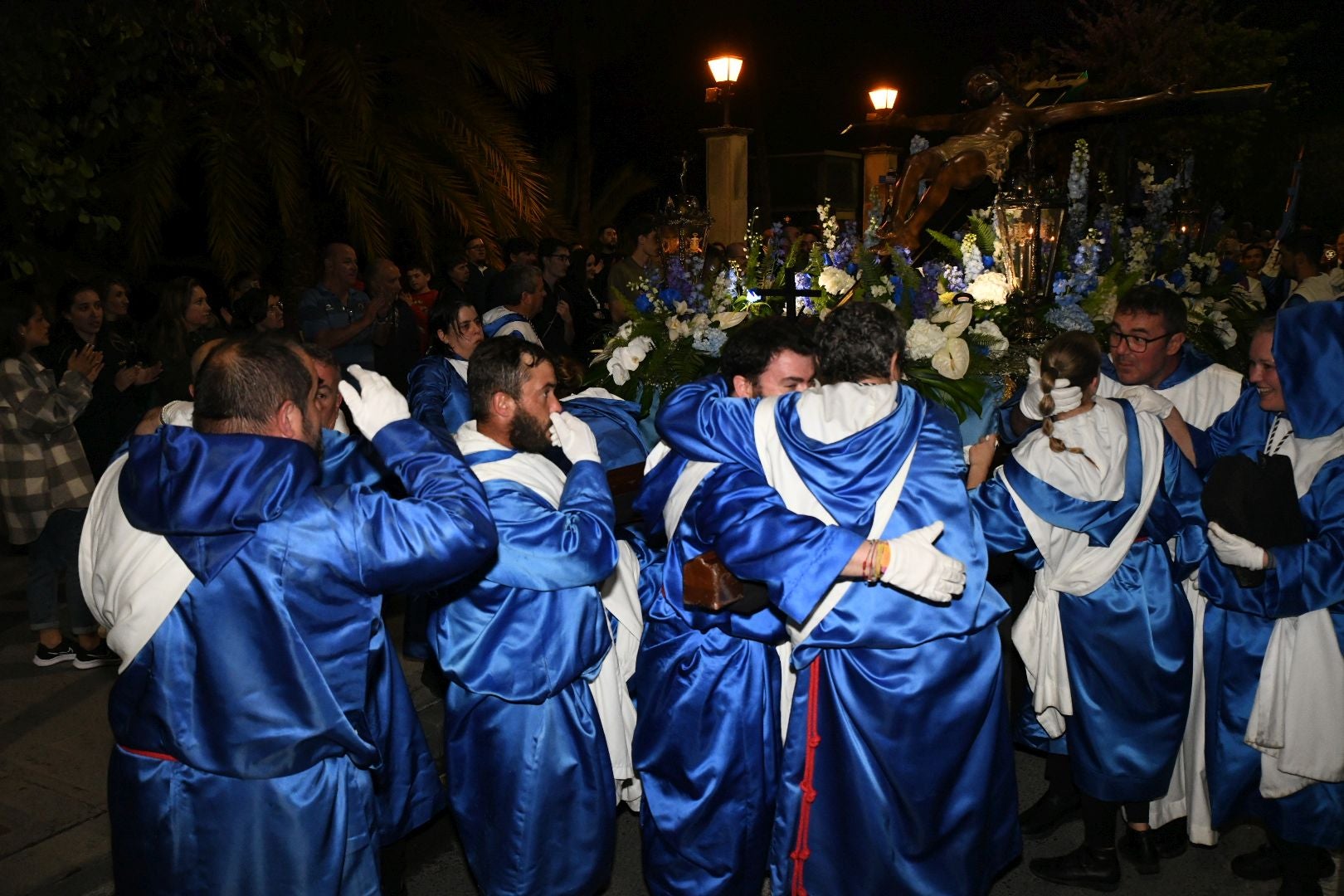 La espectacular salida de El Morenet emociona a Alicante y elude la lluvia