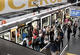 Un convoy del TRAM de Alicante en la estación de Luceros.