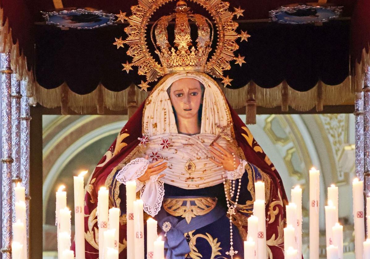 La Virgen de la Amargura reza por las víctimas de la dana en la Semana Santa de Alicante