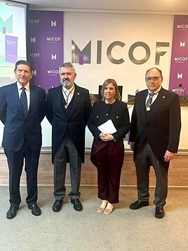 La académica Elsa López con los miembros del Micot.