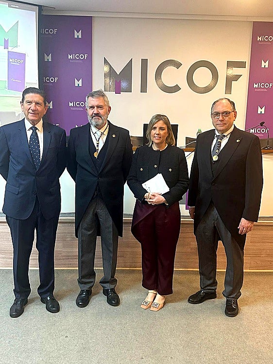 La académica Elsa López con los miembros del Micot.