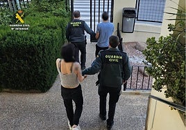 La Guardia Civil custodia a los detenidos.