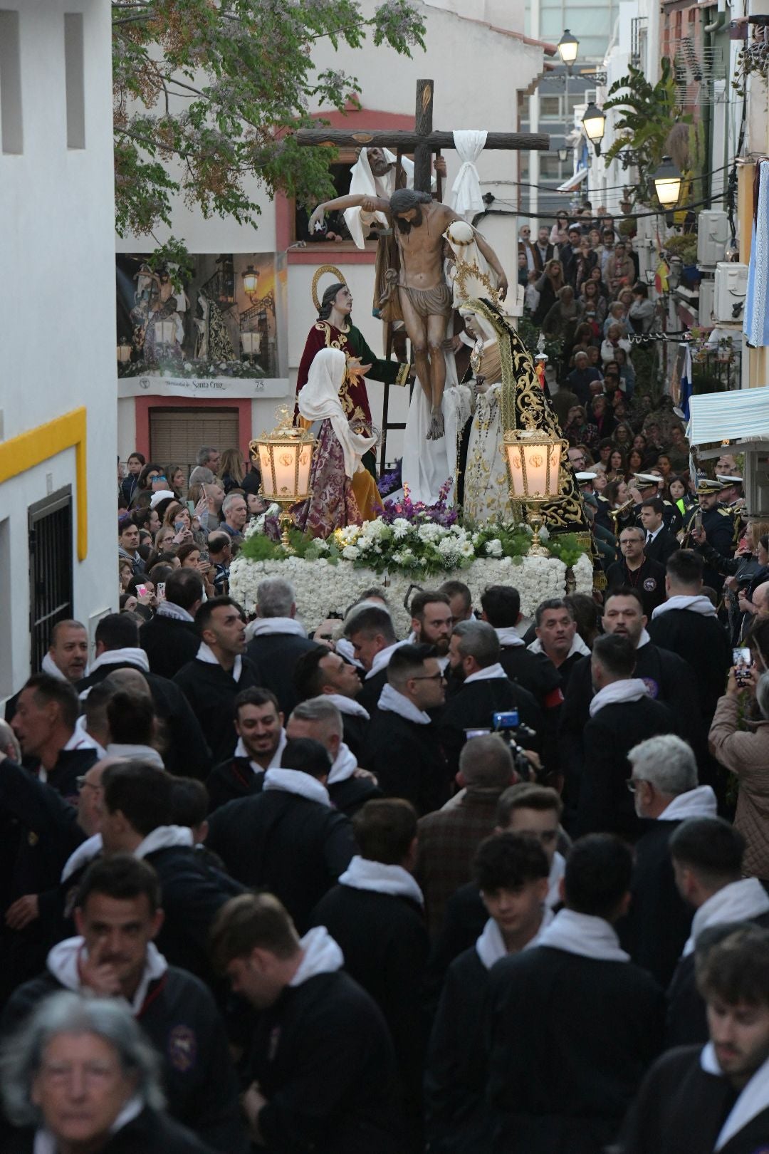 Alicante, a los pies de la procesión de Santa Cruz