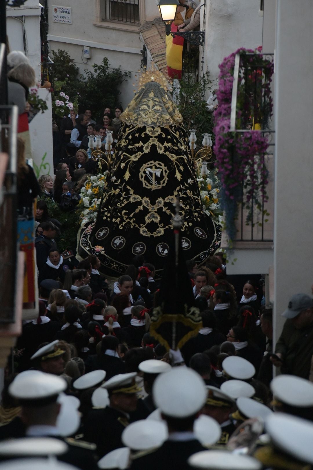 Alicante, a los pies de la procesión de Santa Cruz