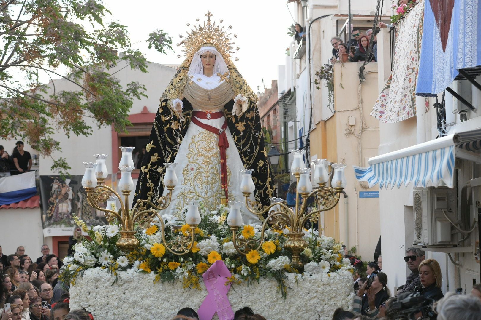 Alicante, a los pies de la procesión de Santa Cruz