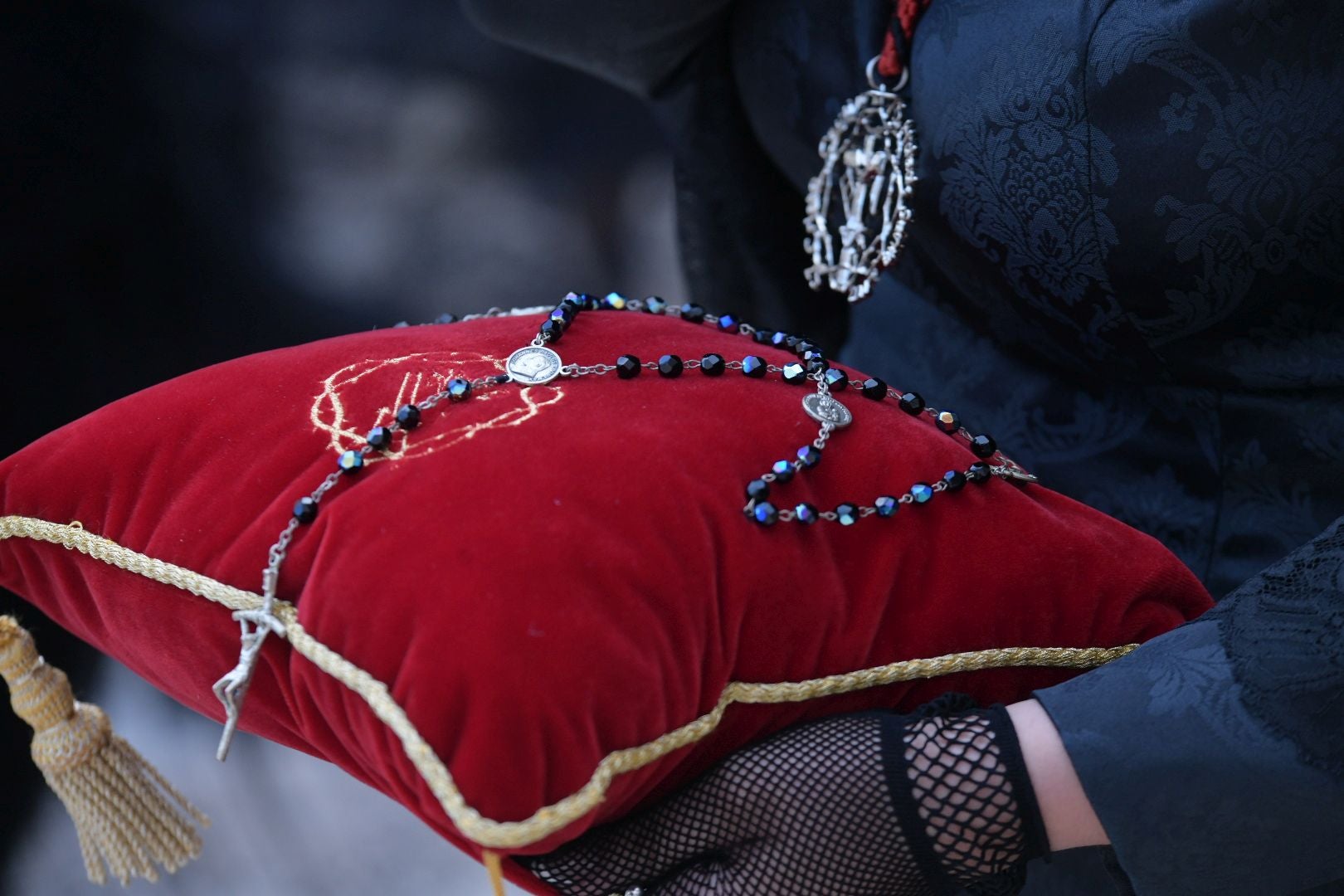 Alicante, a los pies de la procesión de Santa Cruz