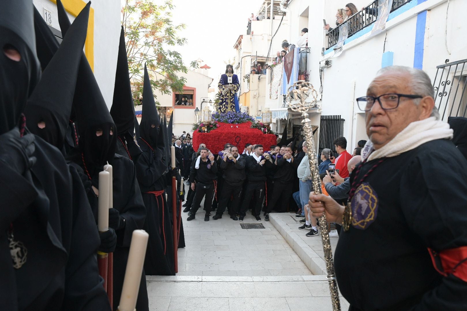Alicante, a los pies de la procesión de Santa Cruz