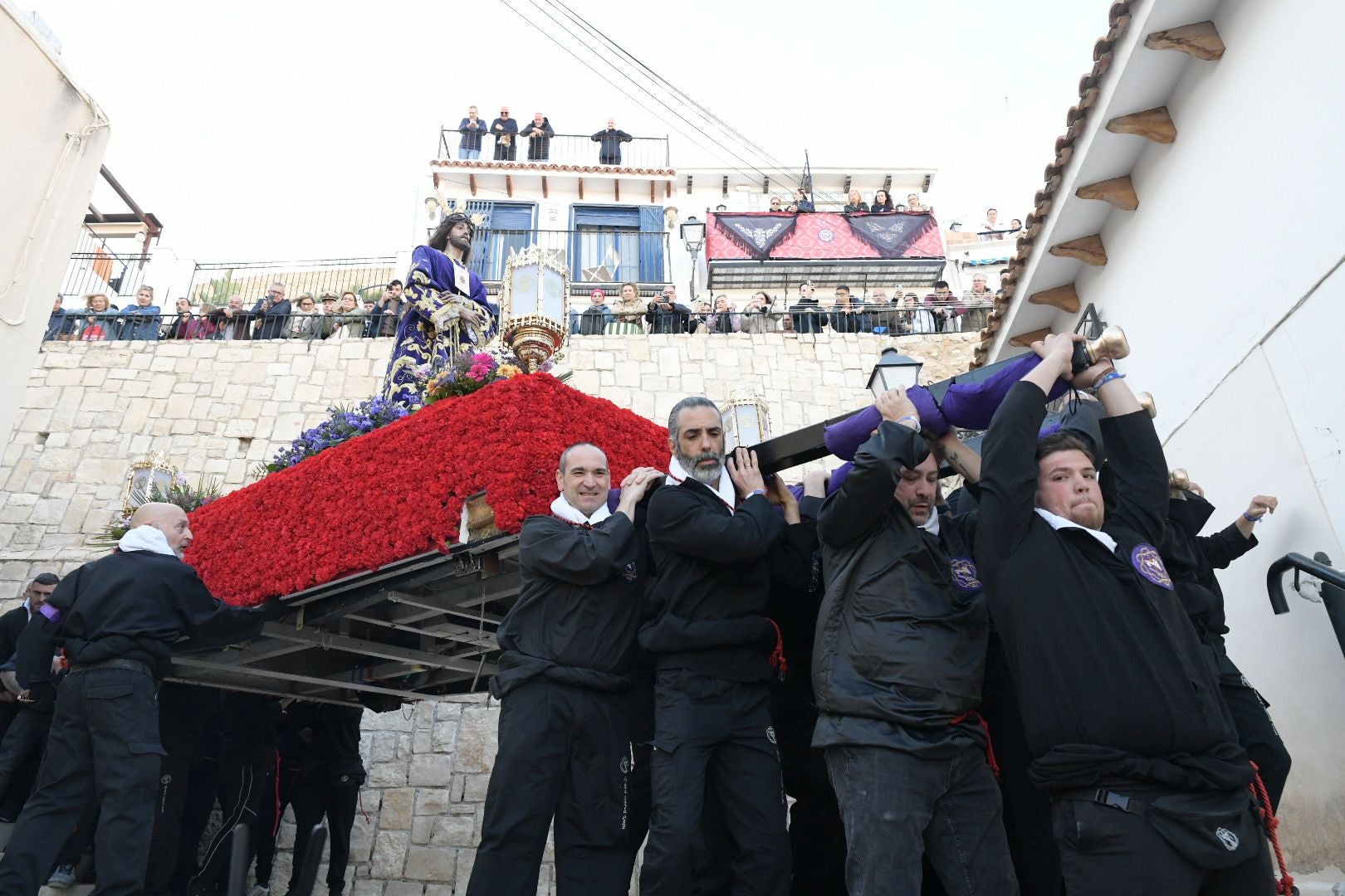 Alicante, a los pies de la procesión de Santa Cruz