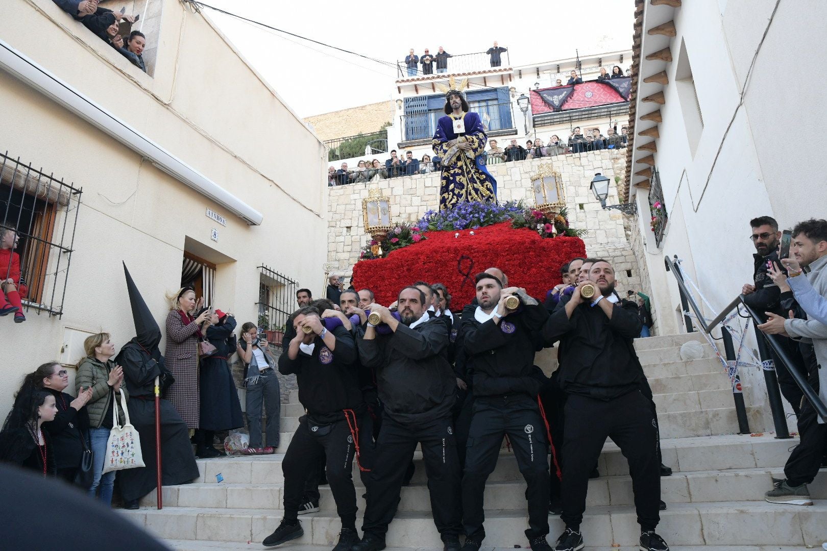 Alicante, a los pies de la procesión de Santa Cruz