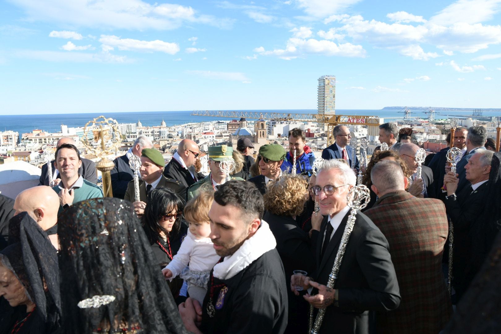 Alicante, a los pies de la procesión de Santa Cruz