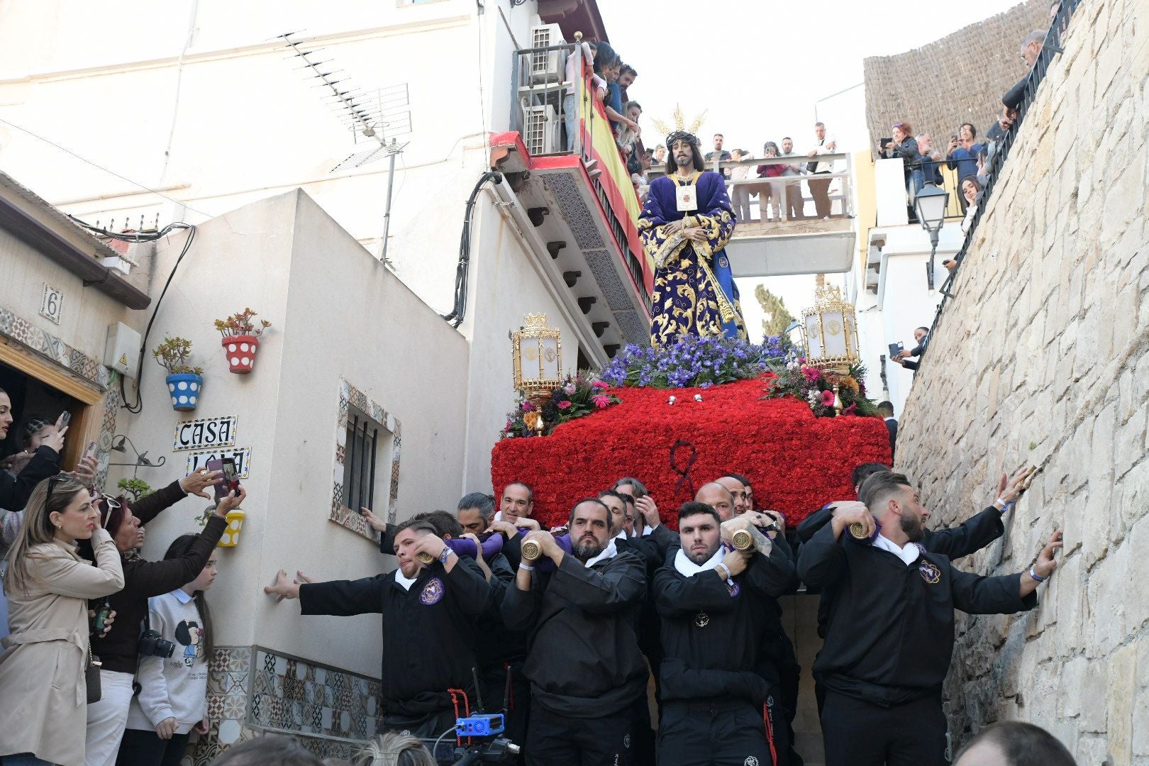 Alicante, a los pies de la procesión de Santa Cruz