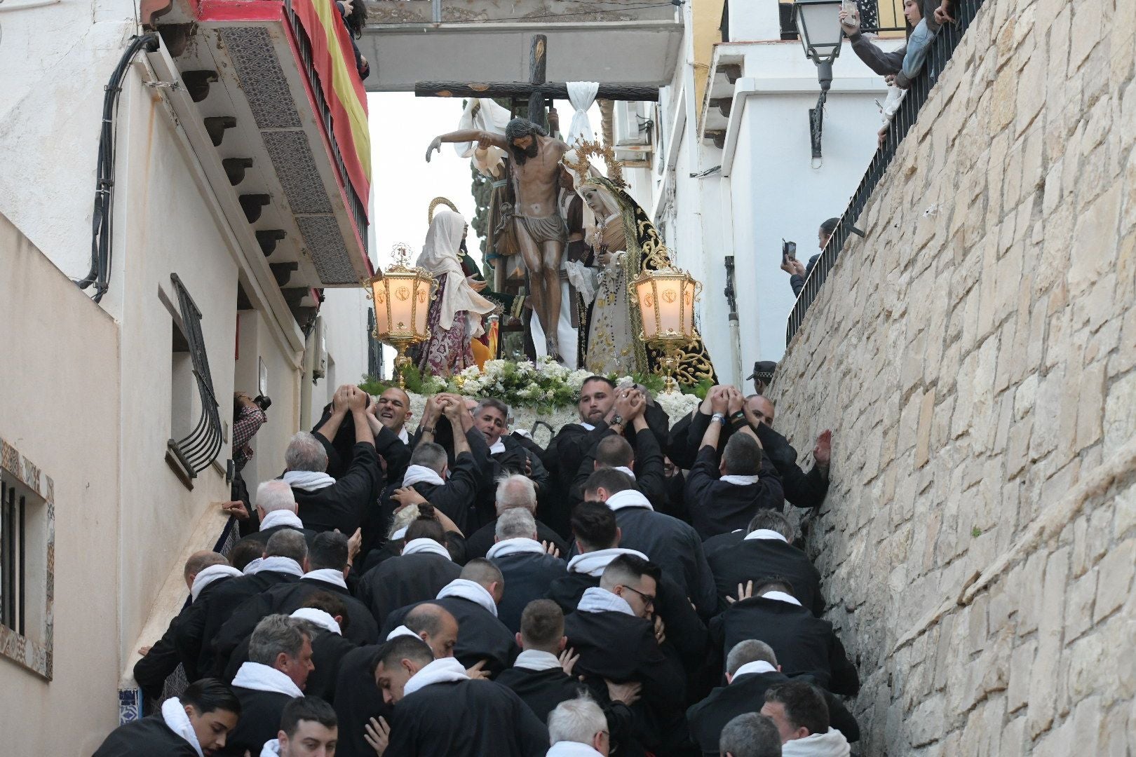 Alicante, a los pies de la procesión de Santa Cruz