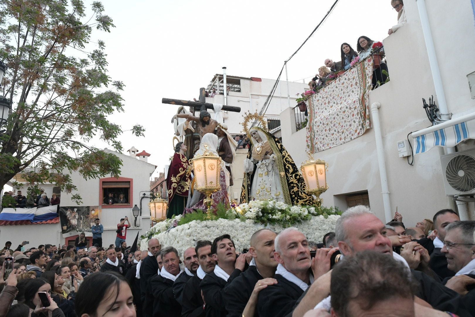 Alicante, a los pies de la procesión de Santa Cruz