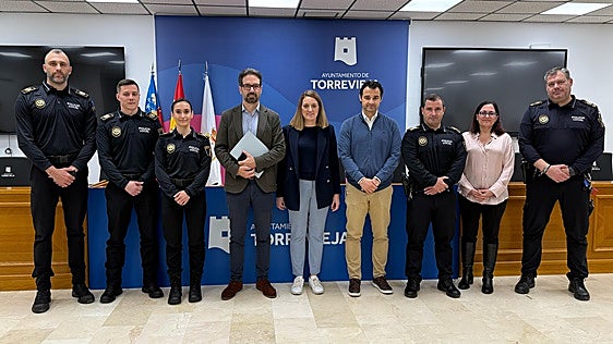 Los nuevos policías, con el alcalde y ediles de Torrevieja.